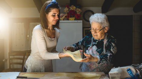 linzertésztát fagyaszt és gyúr nagymama és unokája