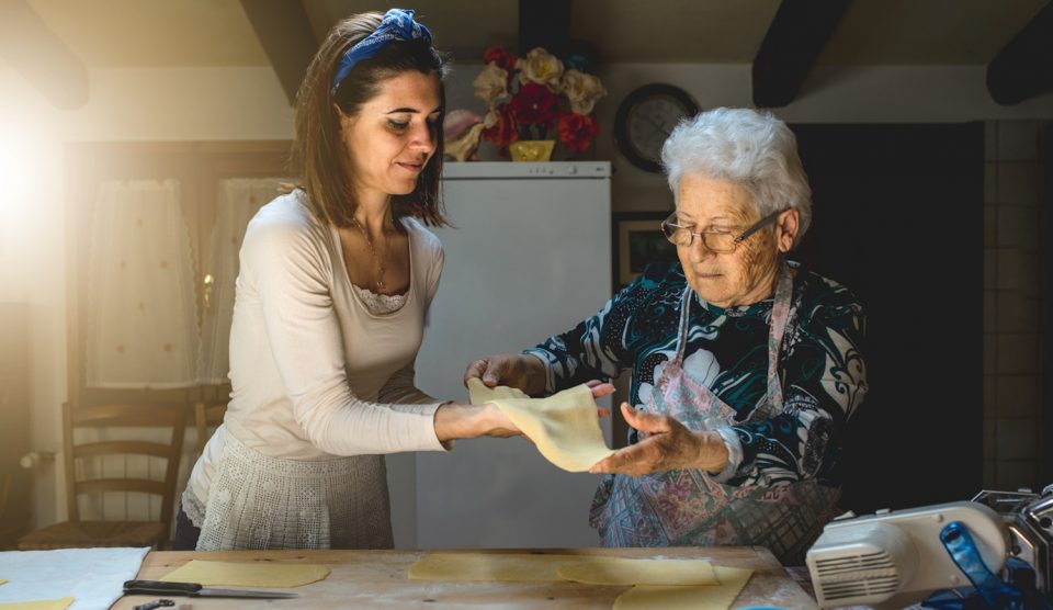 linzertésztát fagyaszt és gyúr nagymama és unokája