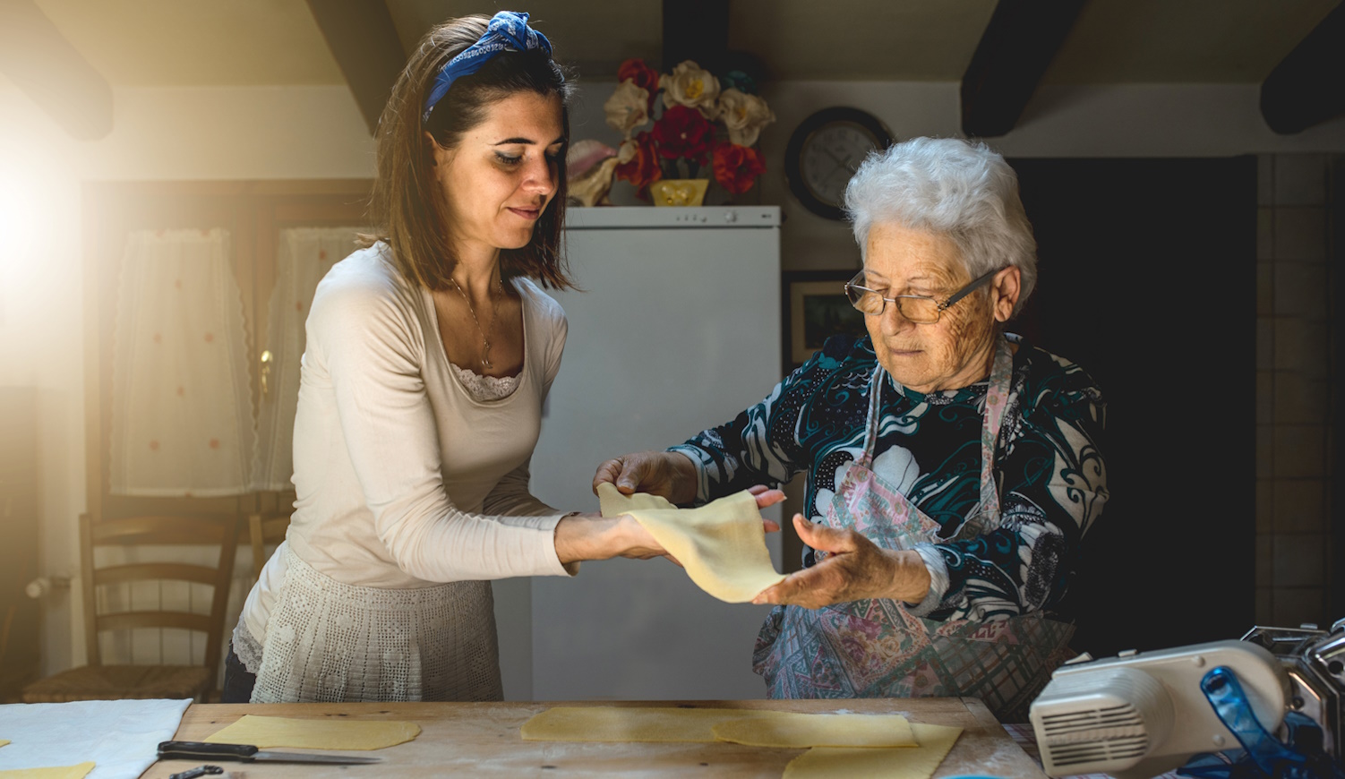 linzertésztát fagyaszt és gyúr nagymama és unokája