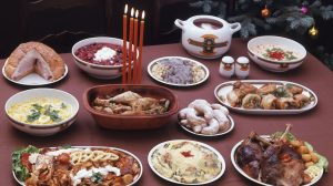 régi családi asztal terítve karácsonyra sok sok étellel