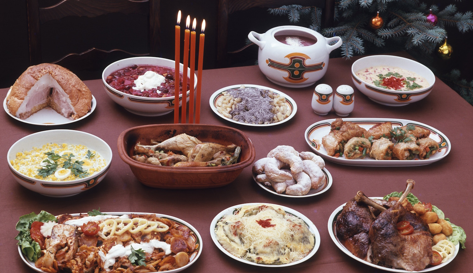 régi családi asztal terítve karácsonyra sok sok étellel