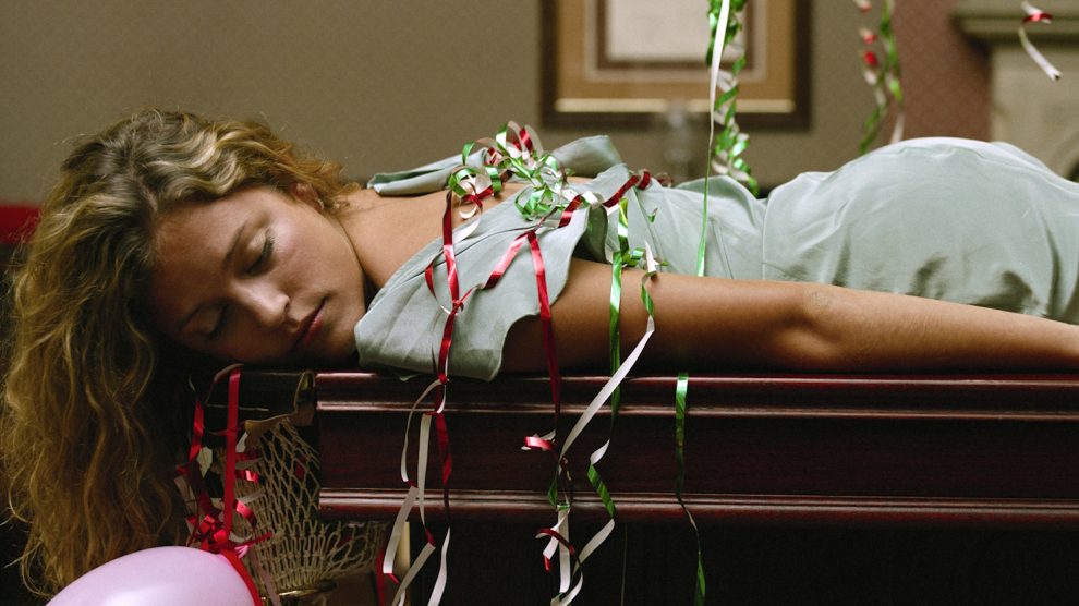 másnapos nő elaludta zongorán