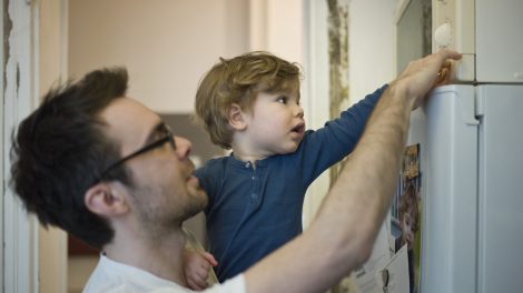 mikró a hűtő tetején apuka kisfiával a konyhában