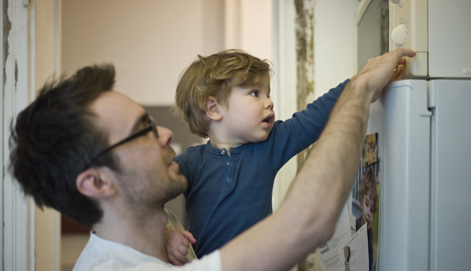 mikró a hűtő tetején apuka kisfiával a konyhában