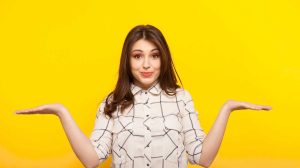 fiatal lány sárga háttér előtt pózol