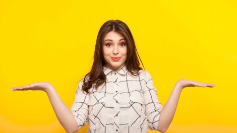 fiatal lány sárga háttér előtt pózol