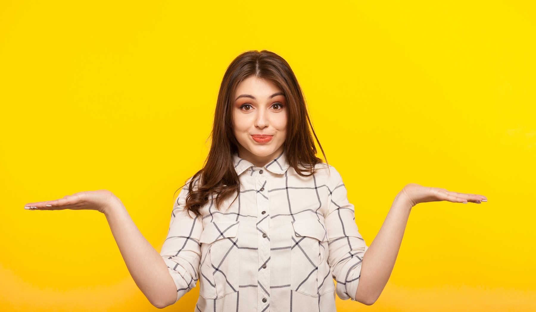 fiatal lány sárga háttér előtt pózol