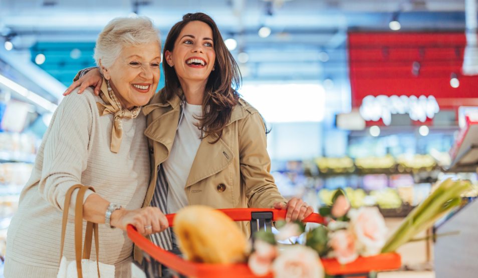 nagymama és unoka együtt bevásárol boldogan