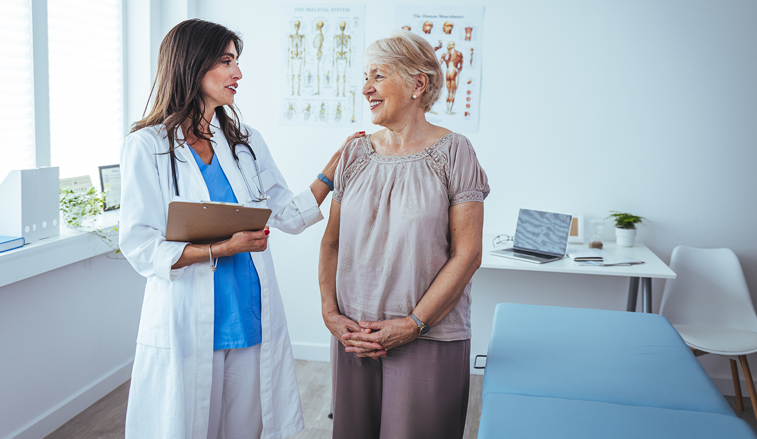Boldog idős nő látogatja meg az orvost, és hallgatja a tanácsait