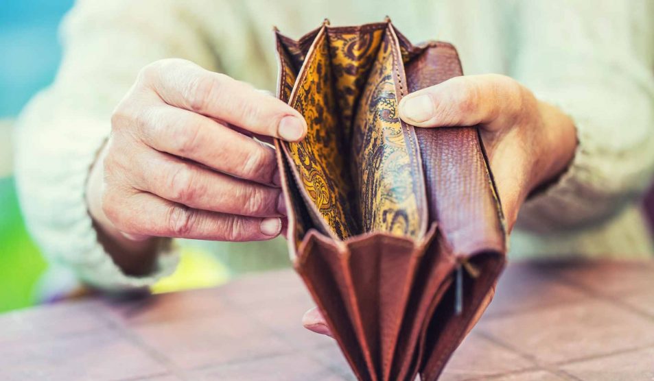 Nő nézi az üres pénztárcáját