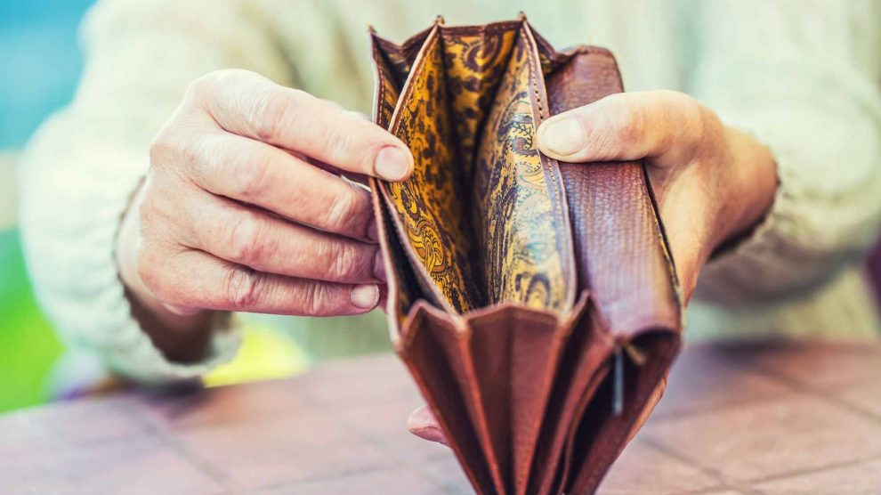 Nő nézi az üres pénztárcáját