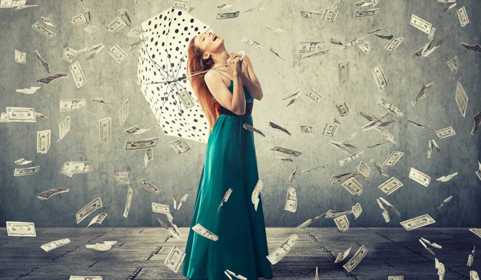 nő esernyővel áll a pénzeső alatt