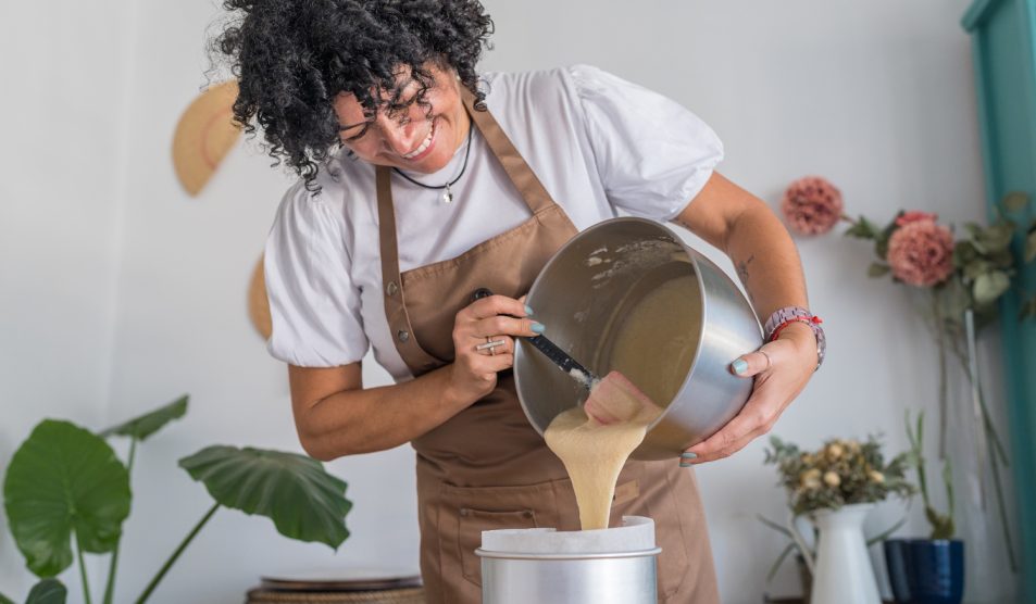 Egy nó piskótát készít