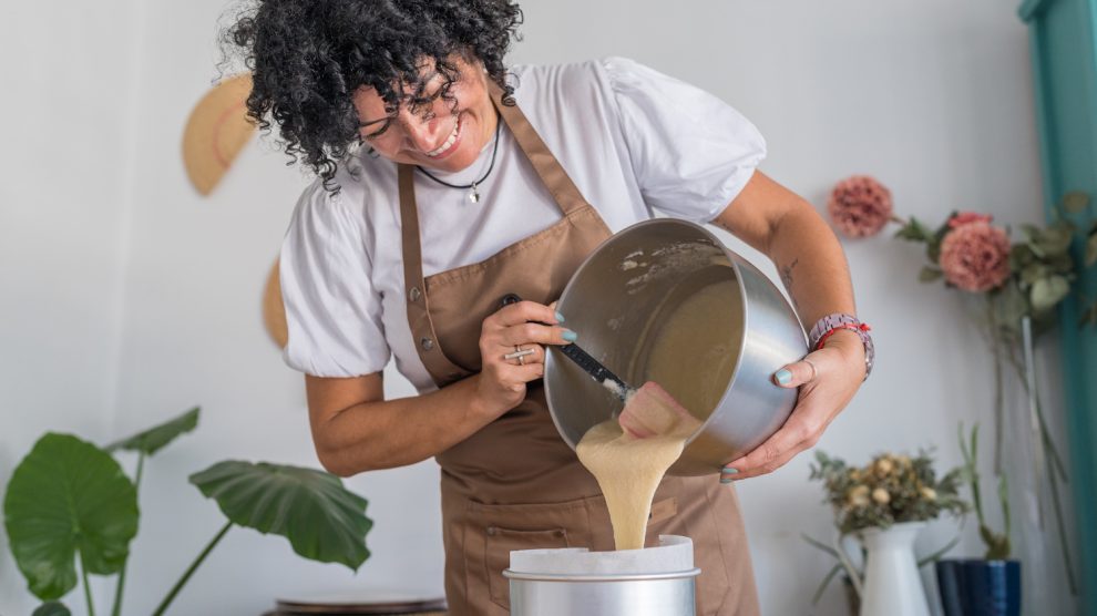 Egy nó piskótát készít