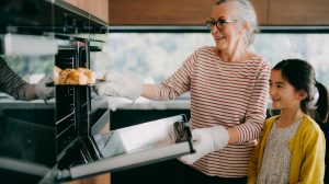 Egy nagymama és az unokája pogácsát készít
