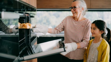 Egy nagymama és az unokája pogácsát készít