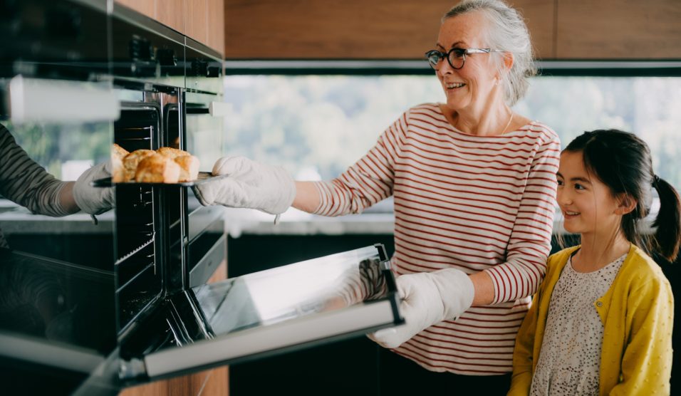 Egy nagymama és az unokája pogácsát készít