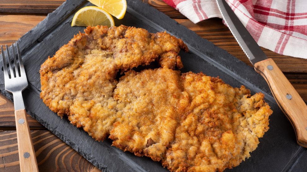 tökéletesen hólyagos bundás rántott hús tányéron