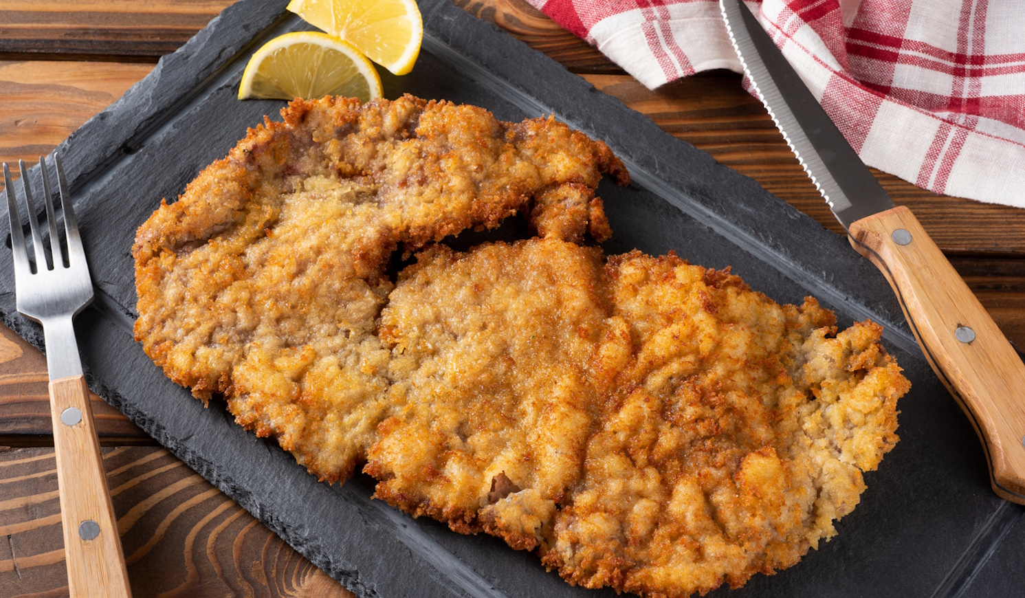 tökéletesen hólyagos bundás rántott hús tányéron