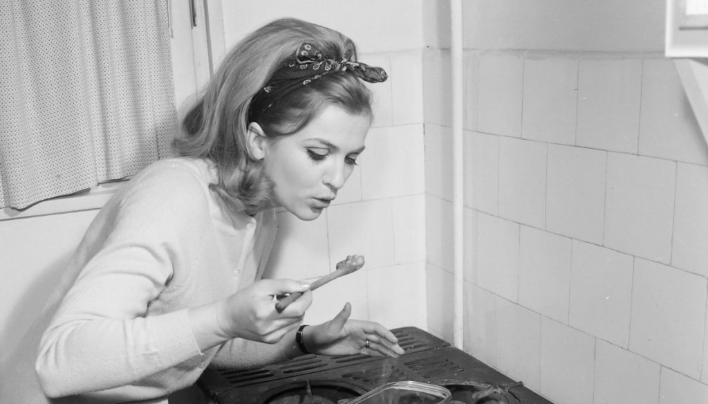 Bodó Sztenya manöken a konyhában 1965-ben