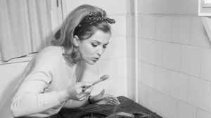 Bodó Sztenya manöken a konyhában 1965-ben