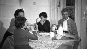 retró konyha kví régi konyhában nagymama és unokái