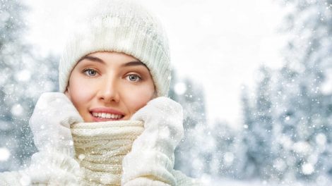 nő télen sapkában sálban kesztyűben