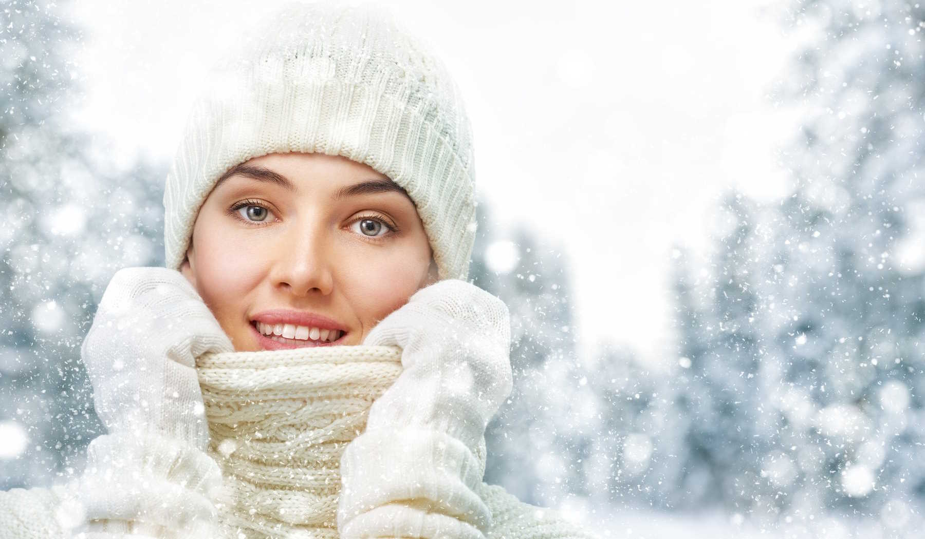 nő télen sapkában sálban kesztyűben