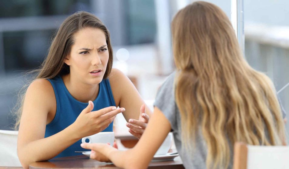 két nő beszélget, az egyik megsértődik