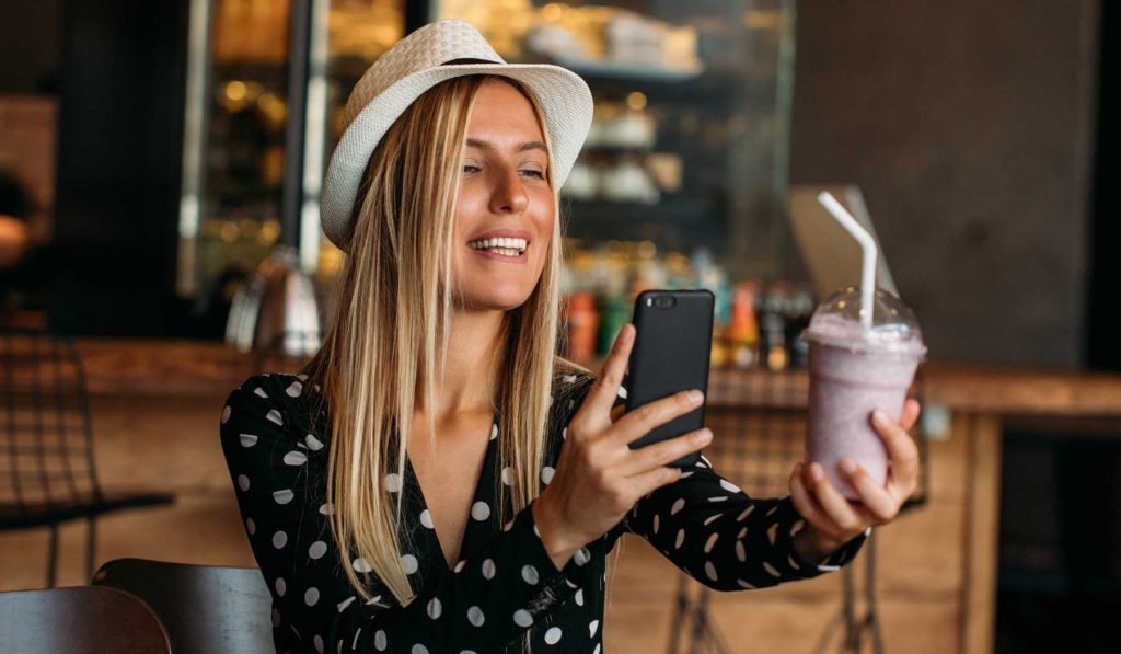 nő fotózza a smoothie-ját