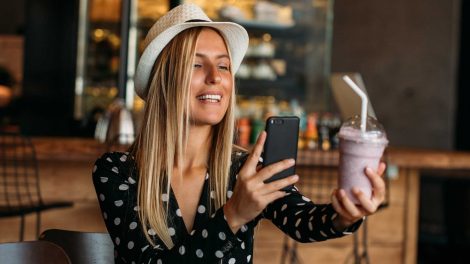 nő fotózza a smoothie-ját