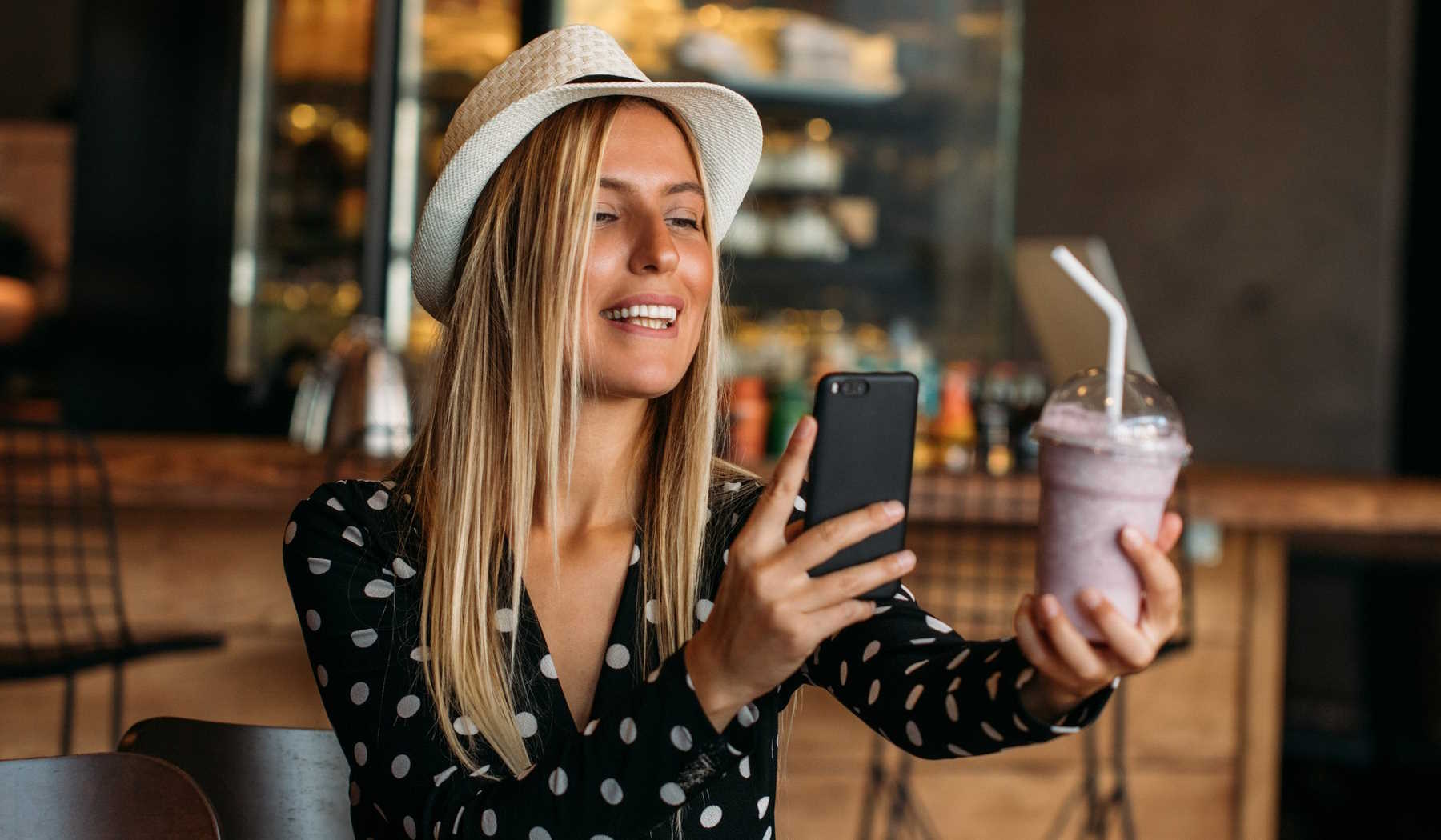 nő fotózza a smoothie-ját