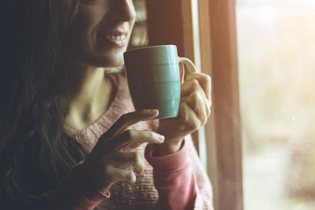 sült teát kortyolgat egy nő télen