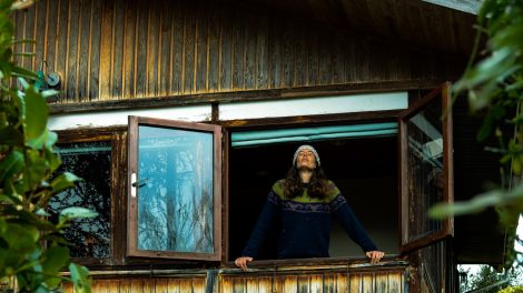 skandináv nő szellőztet télen