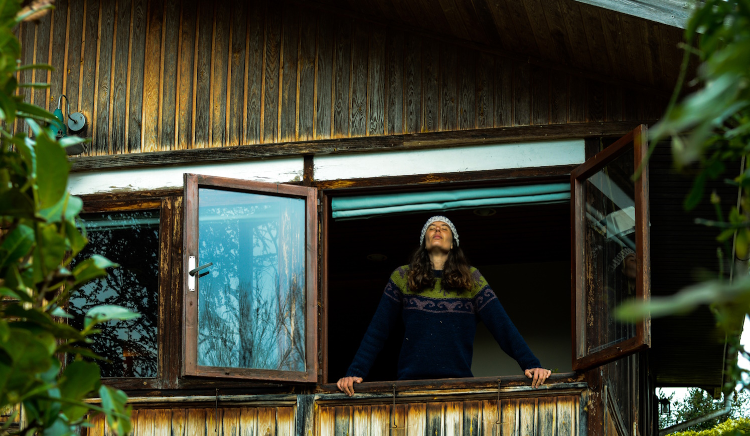 skandináv nő szellőztet télen