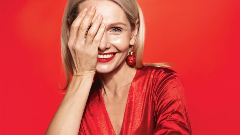 Piros ruhás középkorú nő alkali sminkben