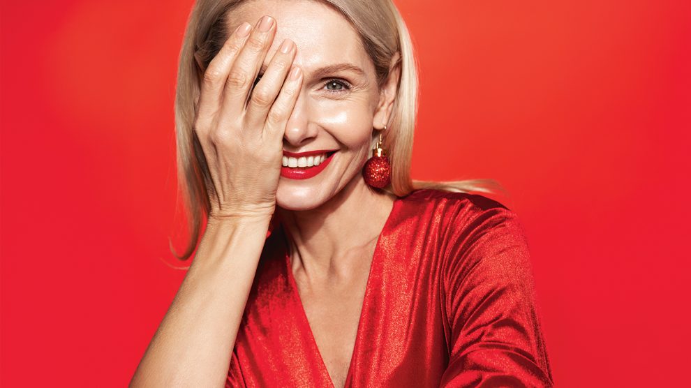 Piros ruhás középkorú nő alkali sminkben