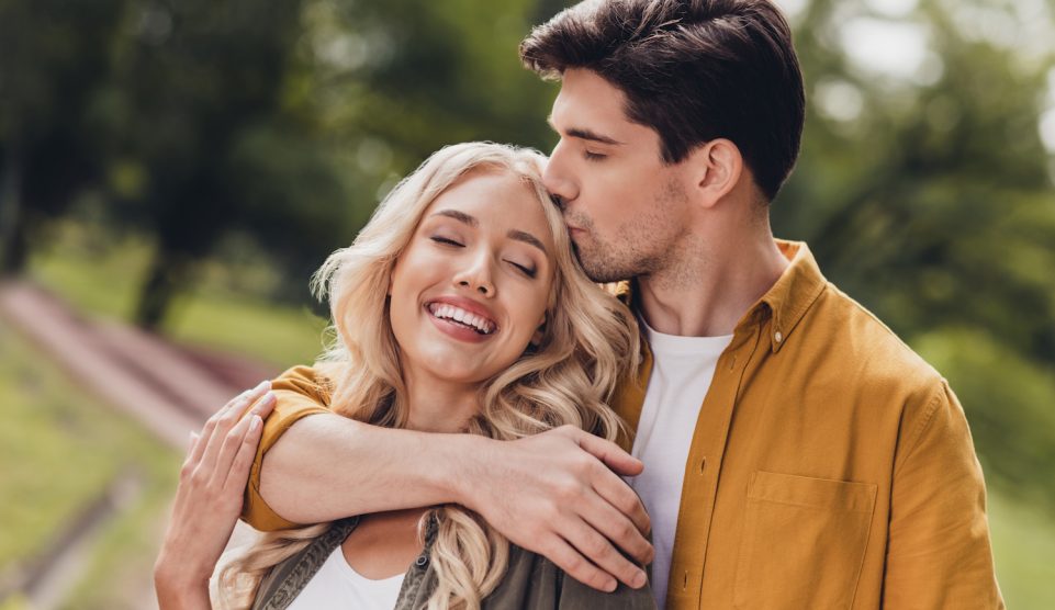 Egy szerelmespár ölelkezik