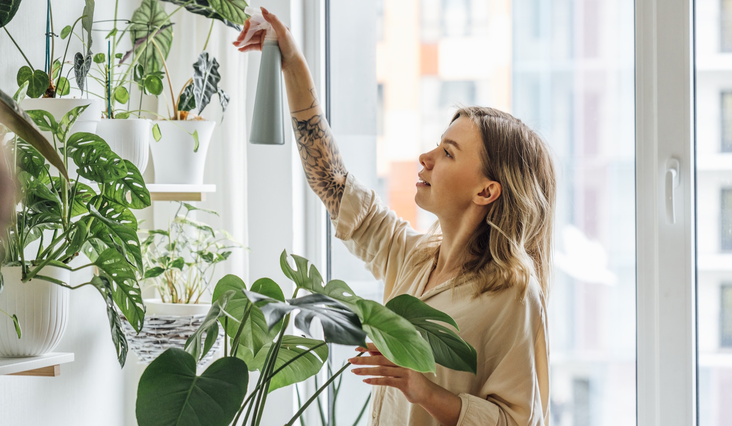 Egy lány gondozza a növényeit