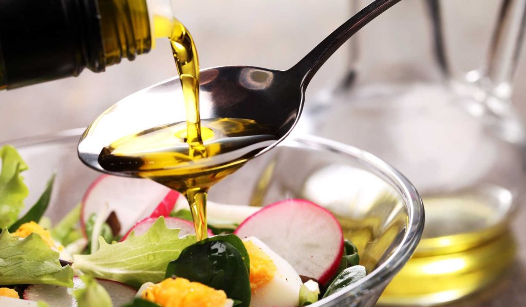 olajat önt a salátára
