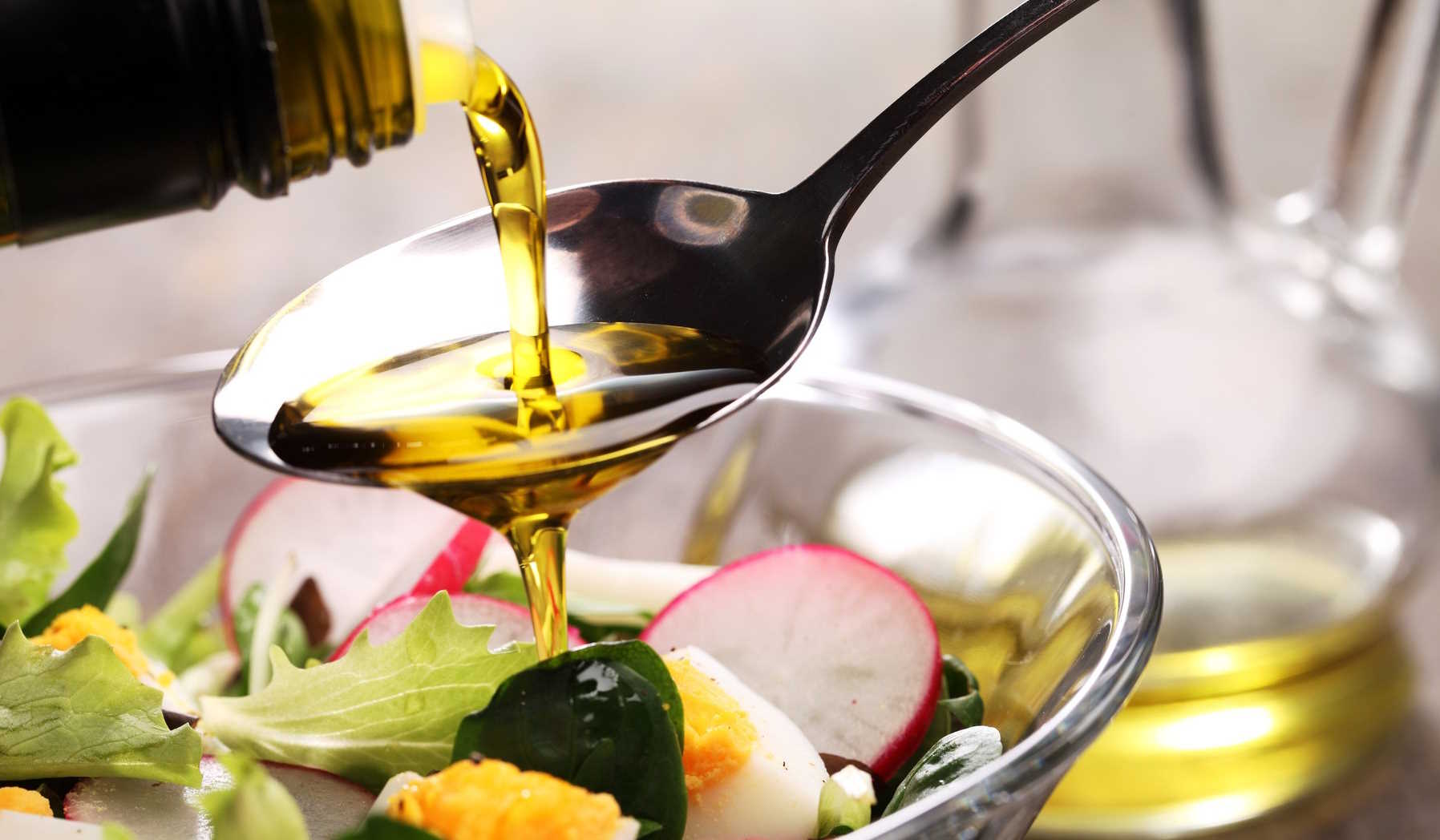 olajat önt a salátára