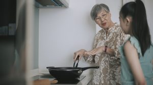 Két nő beszélget főzés közben