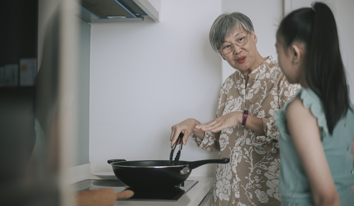 Két nő beszélget főzés közben