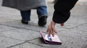 Egy férfi elveszett pénztárcáját veszi fel az utcán