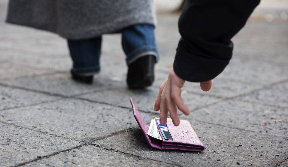 Egy férfi elveszett pénztárcáját veszi fel az utcán