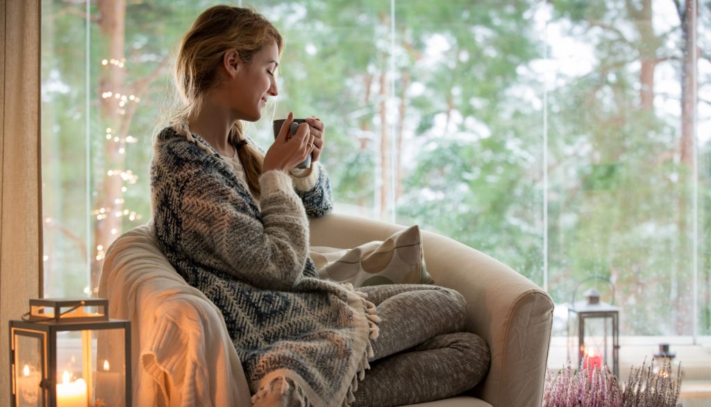 jótékony hatású teát iszik télen a fiatal lány