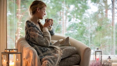 jótékony hatású teát iszik télen a fiatal lány