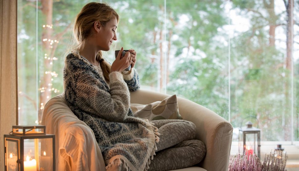 jótékony hatású teát iszik télen a fiatal lány