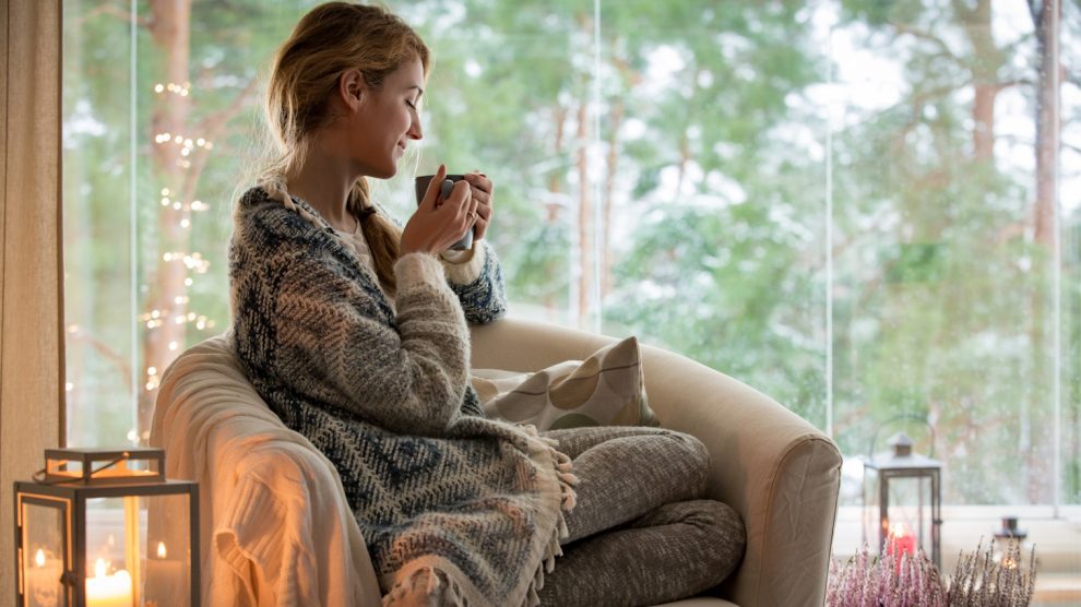 jótékony hatású teát iszik télen a fiatal lány