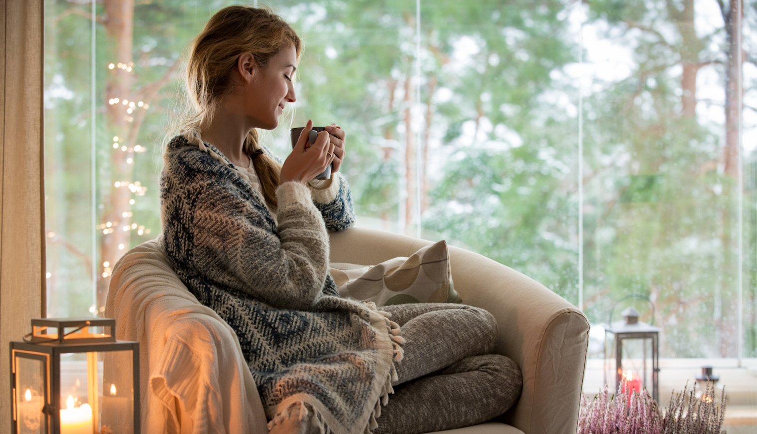 jótékony hatású teát iszik télen a fiatal lány